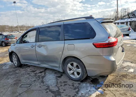 2015 Toyota Sienna Le z USA, uszkodzony, nr VIN 5TDKK3DC8FS543708